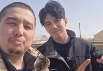 «Шаршағаным басылып қалды». Димаш Құдайберген Құлсарыға халықты қолдауға барды