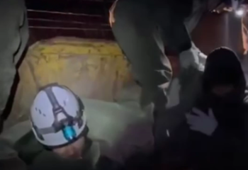 Рядом с Астаной в поселке Жибек Жолы военнослужащие и спасатели борются с паводками