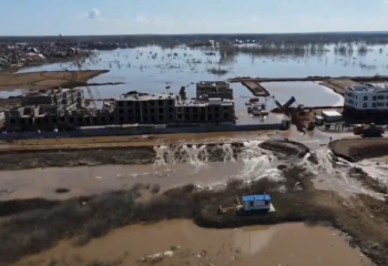 Оренбург продолжает затапливать: уровень воды в реке Урал превысил 10 метров