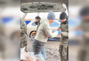 В СКО жители угощают задействованных в противопаводковой работе курсантов пирожками и горячим чаем