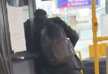 Алматыда жолаушы автобус жүргізушісін ұрып тастады