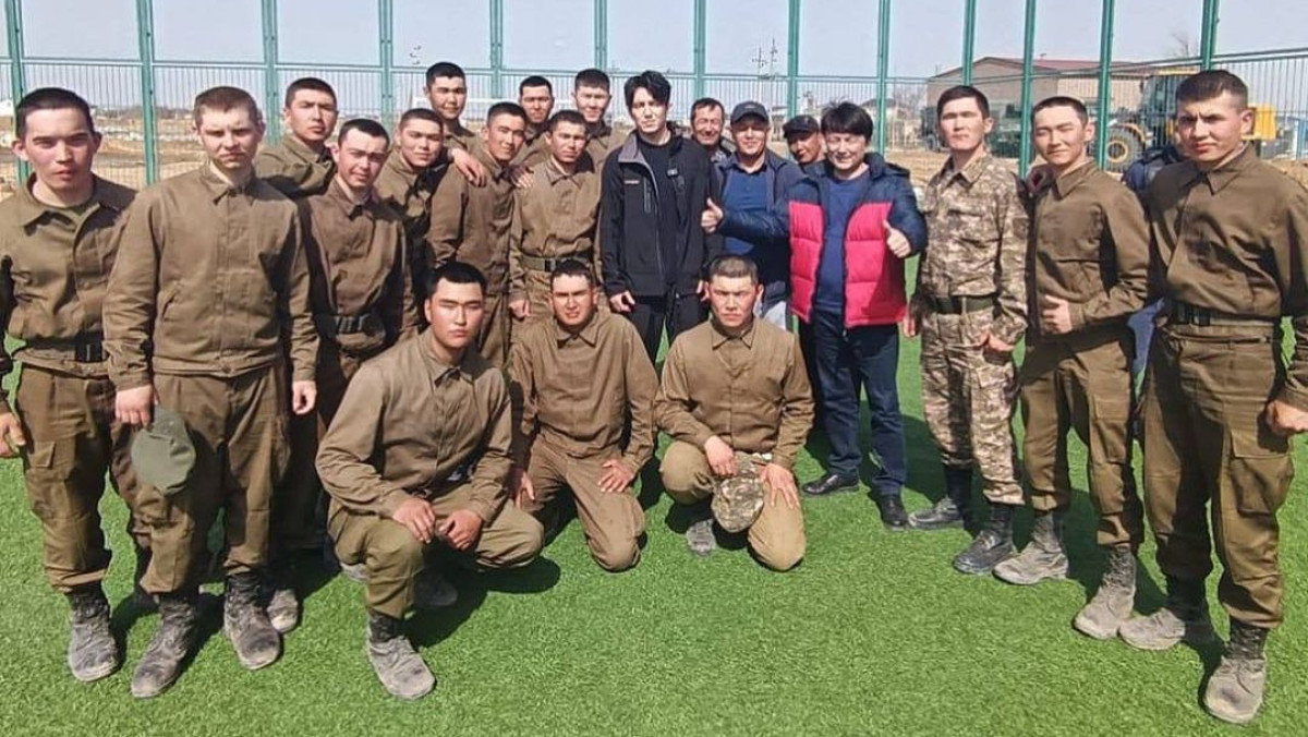 Димаш Кудайберген встретился с военнослужащими, борющимися с наводнением в городе Кульсары