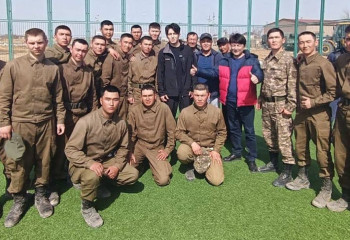 Димаш Кудайберген встретился с военнослужащими, борющимися с наводнением в городе Кульсары