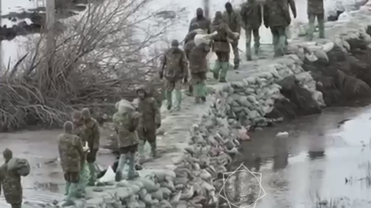 Сотрудники Службы государственной охраны помогают бороться с паводками под Астаной