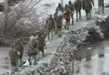 Сотрудники Службы государственной охраны помогают бороться с паводками под Астаной