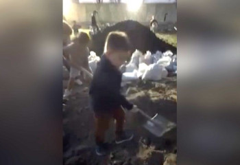 Пятилетний мальчик из Атырау помогает в борьбе с паводками