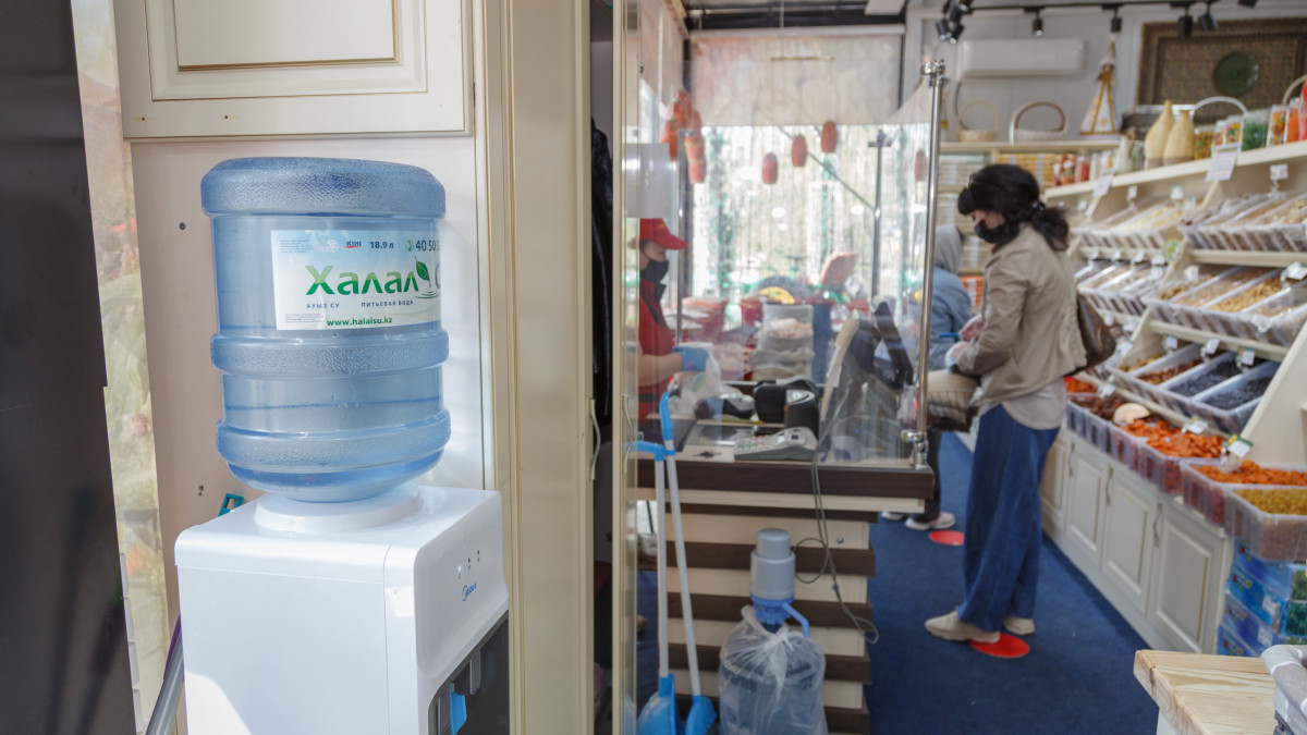 В Петропавловске люди массово скупают воду в магазинах