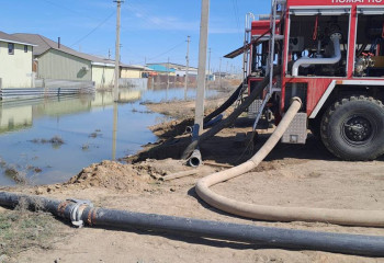 Свыше двух тысяч работников организаций вышли на борьбу с паводками в Атырау