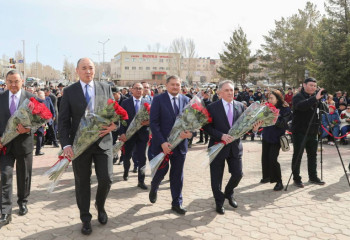 Астанада Қаныш Сәтбаев ескерткішіне гүл шоқтары қойылды