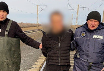 Неизвестный набросился на экспедитора с ножом и отнял у него 1,5 млн тенге