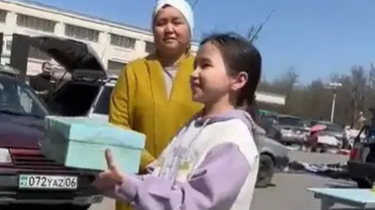 11 жастағы Түркістан облысының тұрғыны бір жыл жинаған ақшасын Құлсарыға көмек ретінде тапсырды