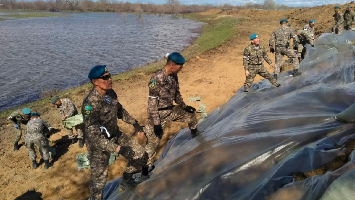 Больше 300 военнослужащих десантно-штурмовых войск борются с паводками в ЗКО