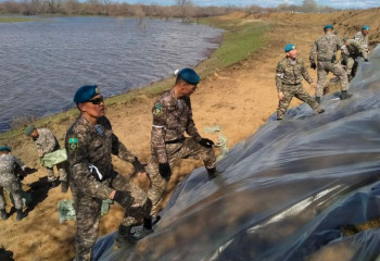 Больше 300 военнослужащих десантно-штурмовых войск борются с паводками в ЗКО