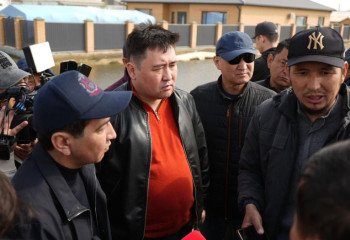 Мәжілісмендер үлкен нөпірмен су келе жатқанына алаңдап отыр