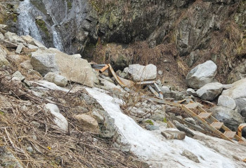Площадку для отдыха у водопада Девичьи слезы снесло лавиной в Алматы