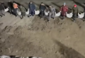 Күні-түні су тасқынымен күрескен Атырау тұрғындары көпшілікті тәнті етті