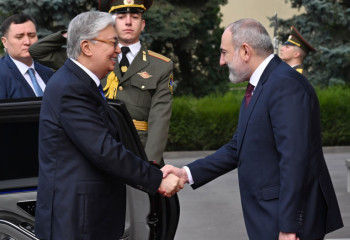 Арменияда Қасым-Жомарт Тоқаевты салтанатты түрде қарсы алды