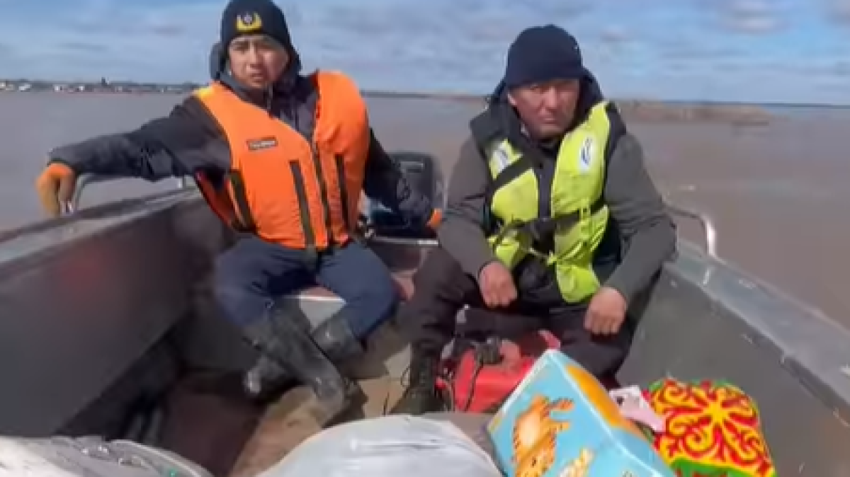 Спасатели возят продукты на лодках в село Акмолинской области