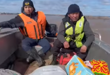 Спасатели возят продукты на лодках в село Акмолинской области