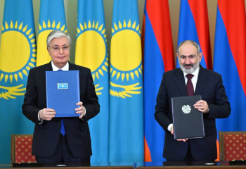 Токаев и Пашинян провели переговоры в расширенном формате