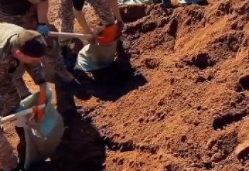 Атыраудағы шетелдіктер Жайық жағалауында бөгет салып жатыр