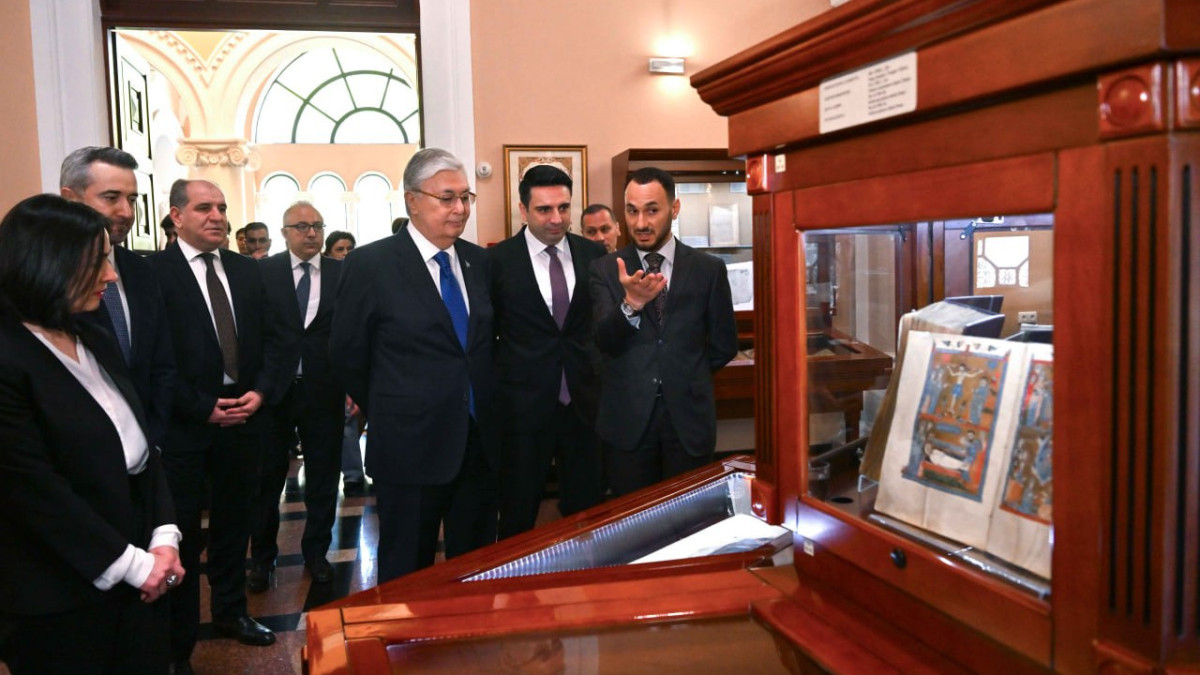Токаев посетил институт древних рукописей Матенадаран в Армении