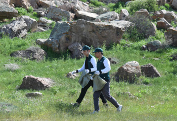 Тонну мусора собрали с территории урочища Тамгалы-Тас в Алматинской области в рамках акции «Киелі мекен»