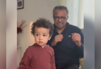 Под ритмы казахской музыки глава ВОЗ танцует с внуком