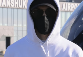 Бетперде киген жігіт халыққа көмек ретінде 1 миллион доллар береді