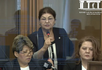 «Баламның құқығы бұзылады». Қуандық Бишімбаевтың анасы сотта сөз сөйледі