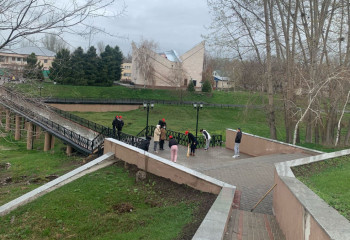 Студенты в рамках экоакции очистили и благоустроили памятник Ильяса Жансугурова в Талдыкоргане