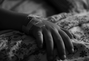 «Бауыры екіге бөлініп, ішегі үзілген». 4 жасар баланың өліміне қатысты сот отырысы өтіп жатыр