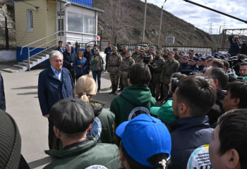 Президент СҚО-дағы құтқарушылармен және еріктілермен кездесті