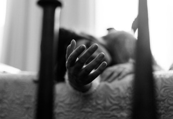 «Өртеп жібергісі келген». Ақтауда әйел күйеуінің қолынан қаза тапты