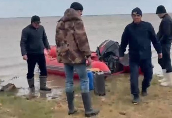 Есіл өзені арнасынан шығуына байланысты ауылға азық-түлік моторлы қайықпен жеткізілуде