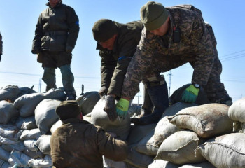 Летчики Минобороны доставили в города Петропавловск и Уральск гуманитарную помощь