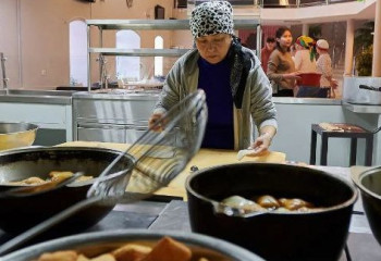 Солтүстік Қазақстан университетіндегілер құтқарушыларға 100 келіге жуық бауырсақ пен самса пісірді