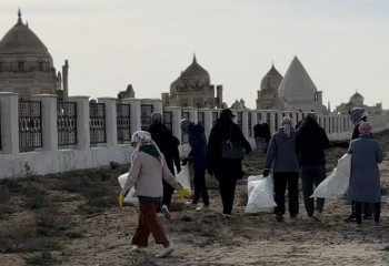 На территории некрополя «Кошкар ата» в Мангистау прошел субботник