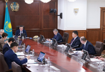 Олжас Бектенов су тасқынынан зардап шеккендерге өтемақы төлеуді тапсырды