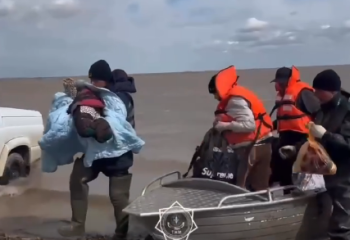 Спасатели на лодке доставили годовалого малыша в больницу в Акмолинской области