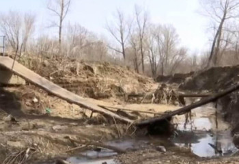 На окраине Актобе обрушился мост