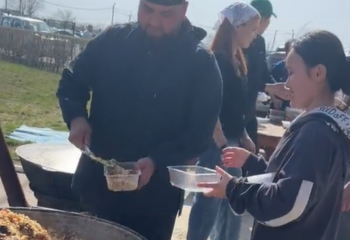 Өзбекстандық аспаз Оралда 500 еріктіге палау таратып жатыр