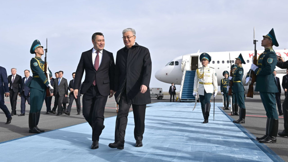 Tokayev meets Kyrgyz President Sadyr Japarov at capital's airport