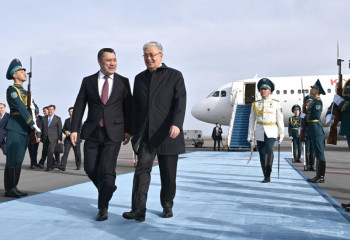 Tokayev meets Kyrgyz President Sadyr Japarov at capital's airport
