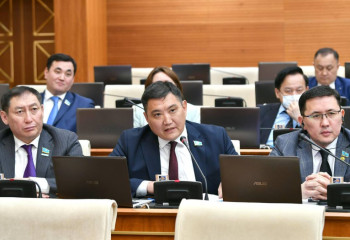 Мәжіліс депутаттары Ермек Маржықбаевпен өзекті мәселелері бойынша талқылау өткізді
