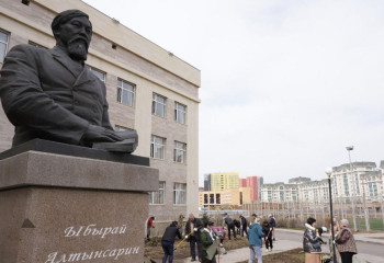 Памятники Абаю и Ыбыраю Алтынсарину облагородили астанчане в рамках масштабной экоакции