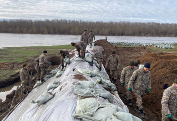 Атырауда жағалаудағы бөгеттен құм толы қаптар ұрланды