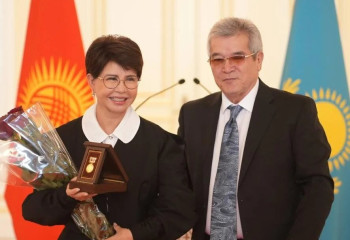 Роза Рымбаева получила звание 