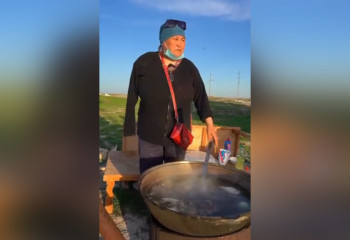 Женщина с ограниченными возможностями готовит обеды для волонтеров в Атырау