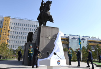 Токаев и Жапаров торжественно открыли памятник Айкол Манасу в Астане